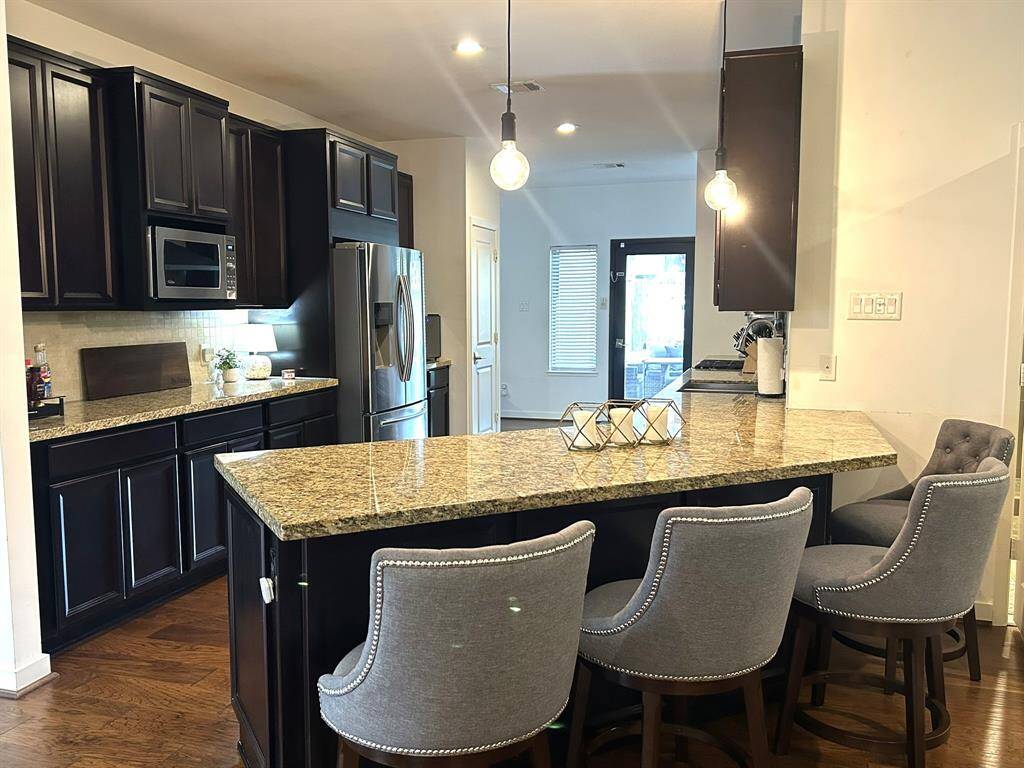 Open breakfast bar easily fits 4 chairs