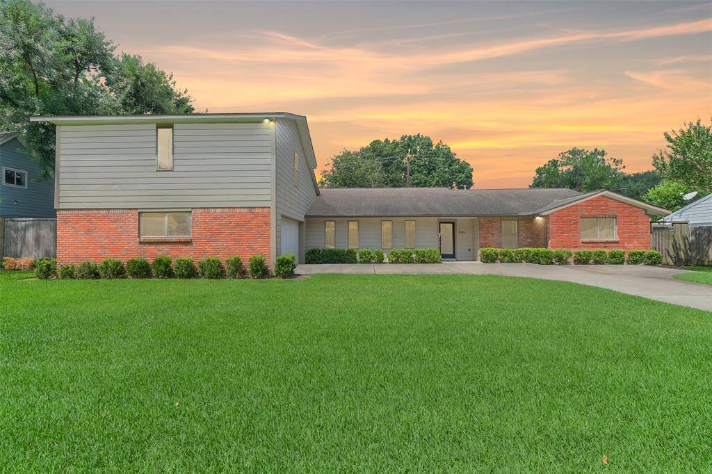 Walnut Bend has its own recreation center with a community pool and splash pad, access to great shopping and many restaurants and grocery stores.