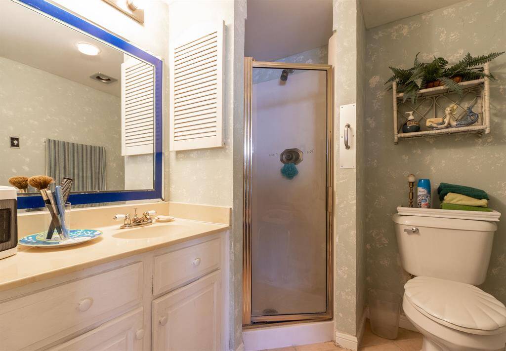 Ensuite bath for the first floor bedroom.