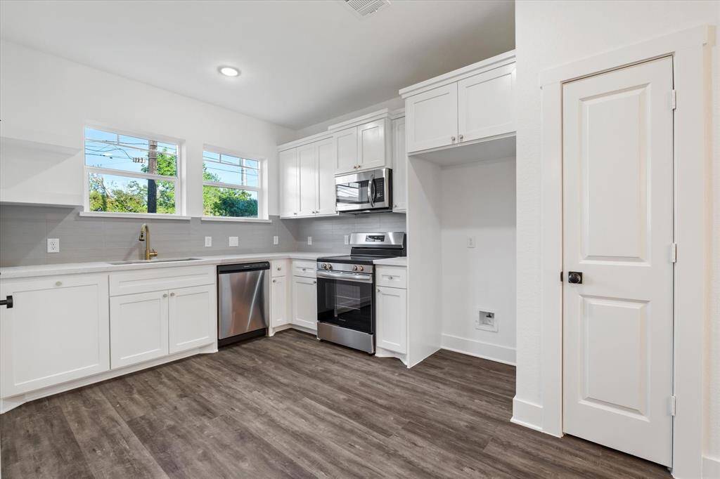 Welcome to 227 South Broadway Street! Fully fenced backyard with a covered patio, perfect for enjoying the weather all summer long!