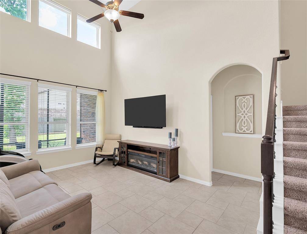 Tall ceilings and arched entry into the primary bedroom.