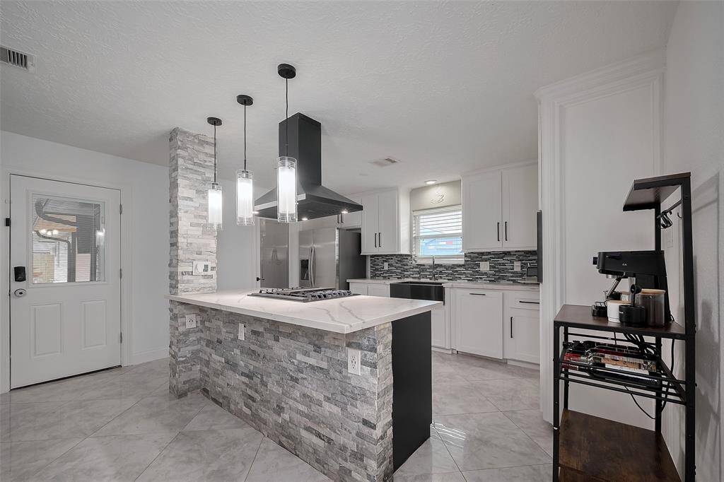 There's another gas cooktop in the outdoor kitchen as well!