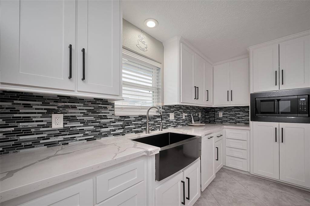 Sleek quartz countertops