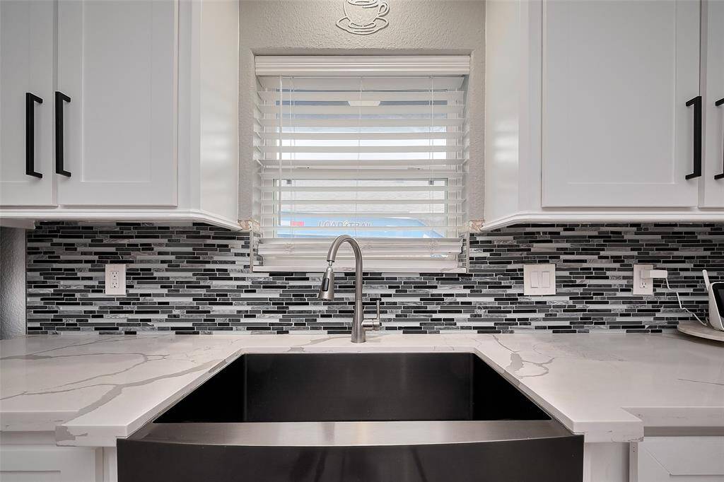 The farmhouse sink to match the hardware ties the color scheme together
