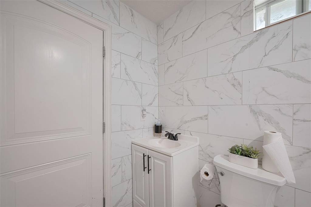 Guest bathroom for the garage quarters
