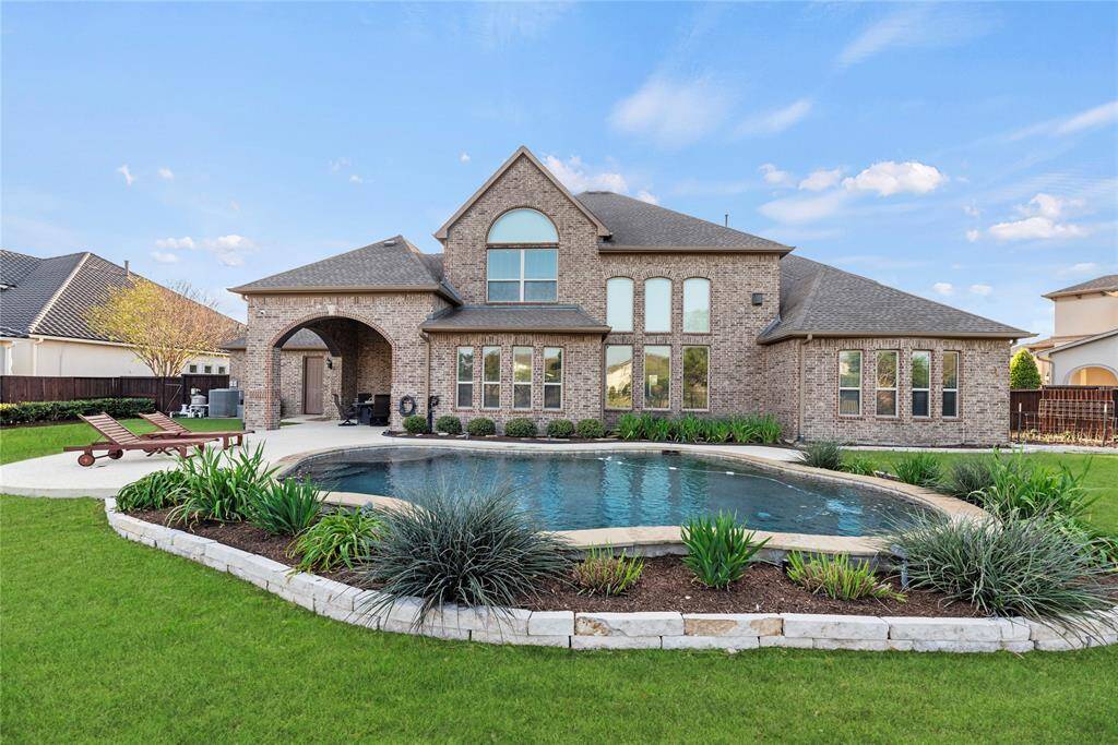 Now to the backyard. How is this for a great place to relax and enjoy that Texas breeze!