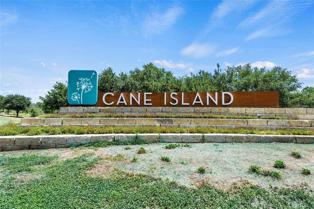 Cane Island is a Boutique community with resort-inspired living. Just 15 minutes from Energy Corridor, convenient access to its very own restaurant, The Oaks, and access to parks, pools, and much more. Something for everyone to enjoy here.