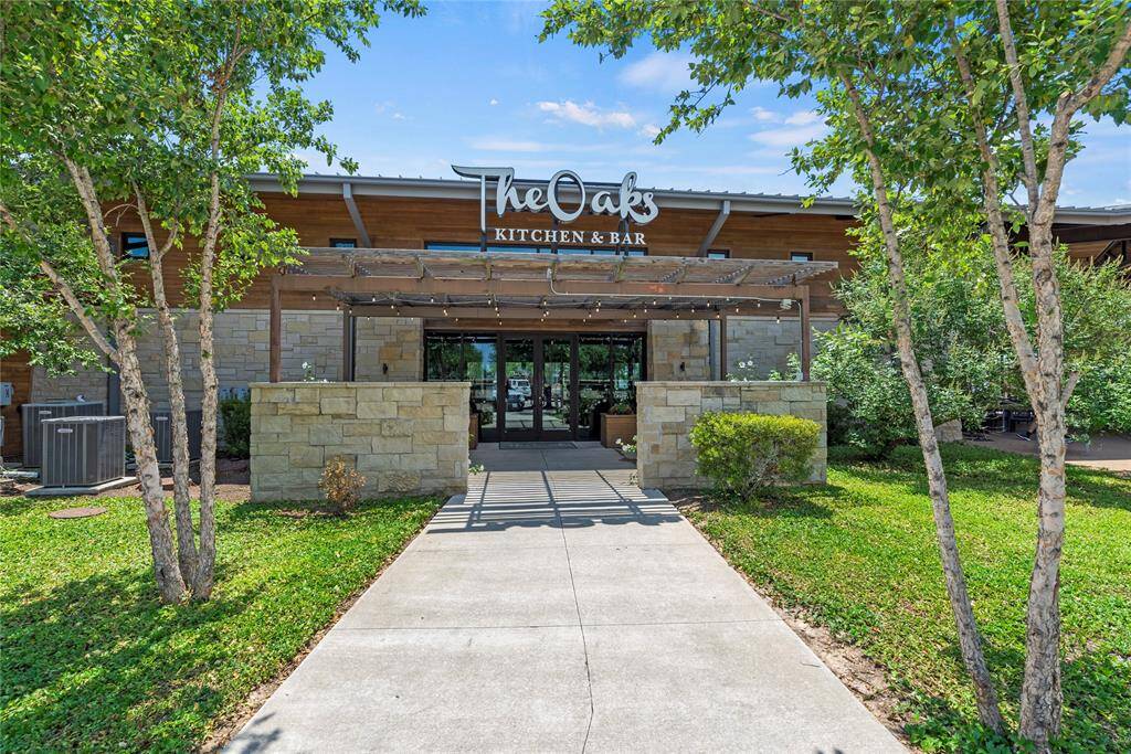 Don't feel like cooking? No worries, head up to The Oaks and enjoy a fabulous lunch and dinner. The Oaks Kitchen and Bar isn’t your ordinary neighborhood restaurant.
