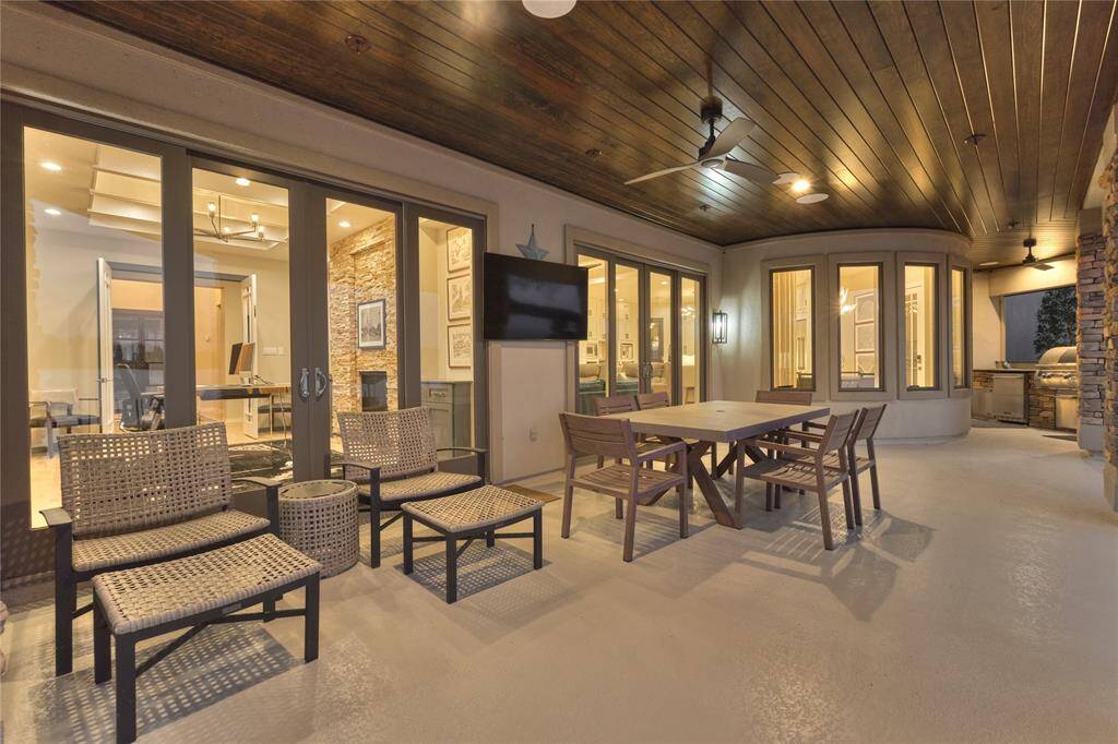 The covered outdoor area is the perfect spot to enjoy your favorite sports. Invite your guests, fire up the grill, mix some libations and let the party begin!