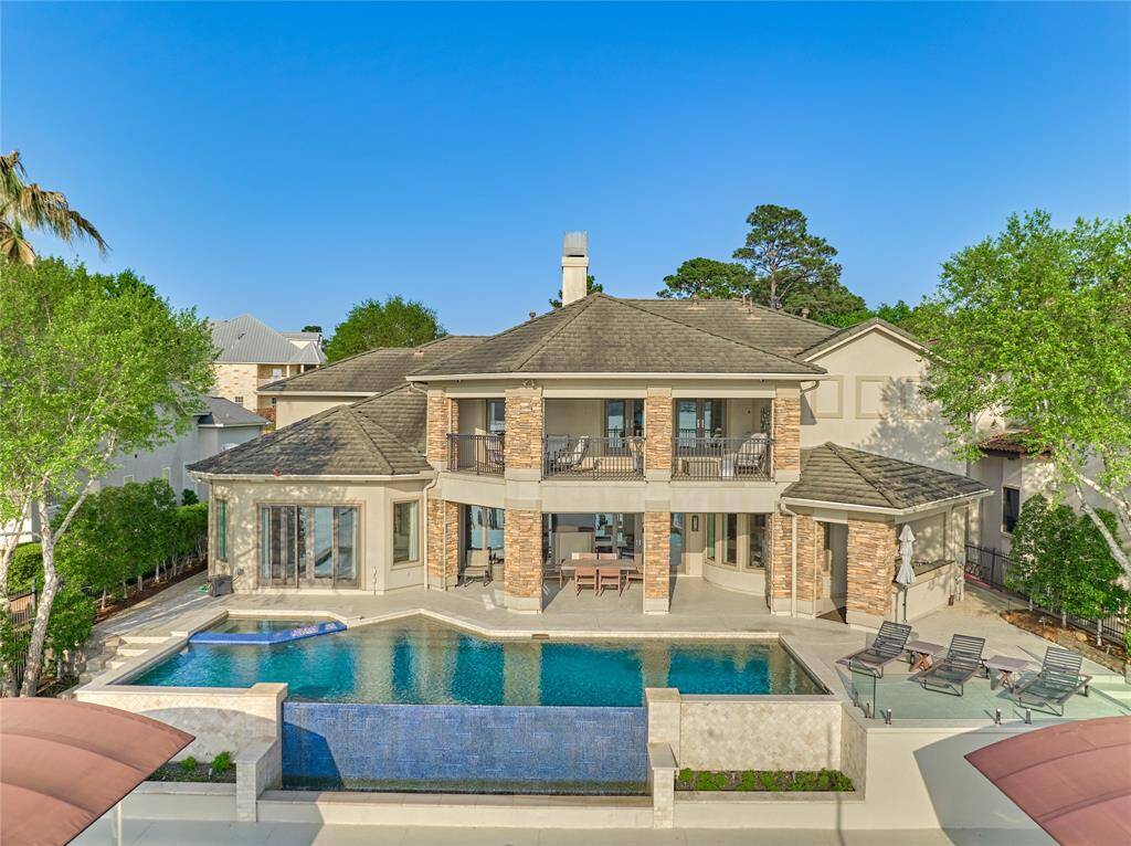Luxury lakefront living awaits!