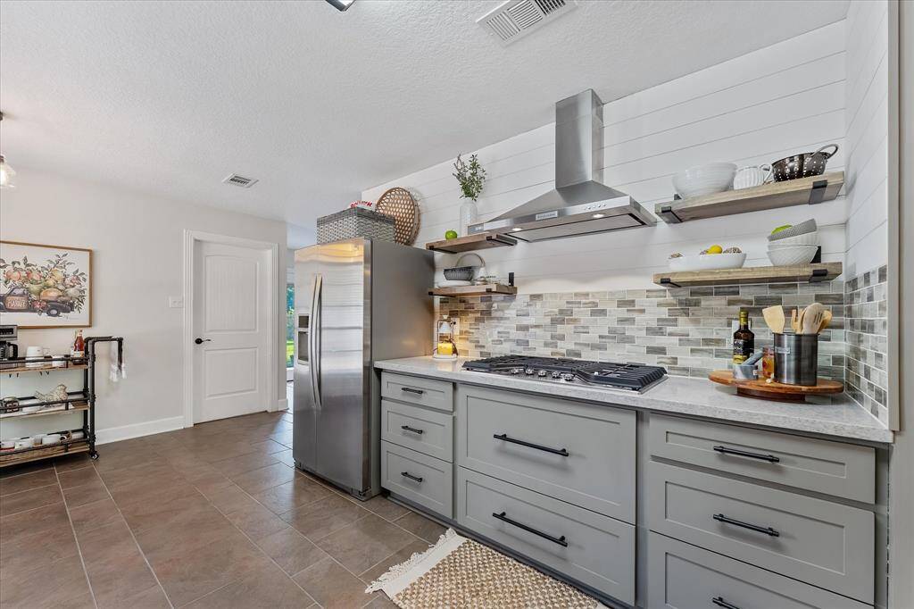 Stunning kitchen with top-of-the-line appliances, all upgraded in 2021.