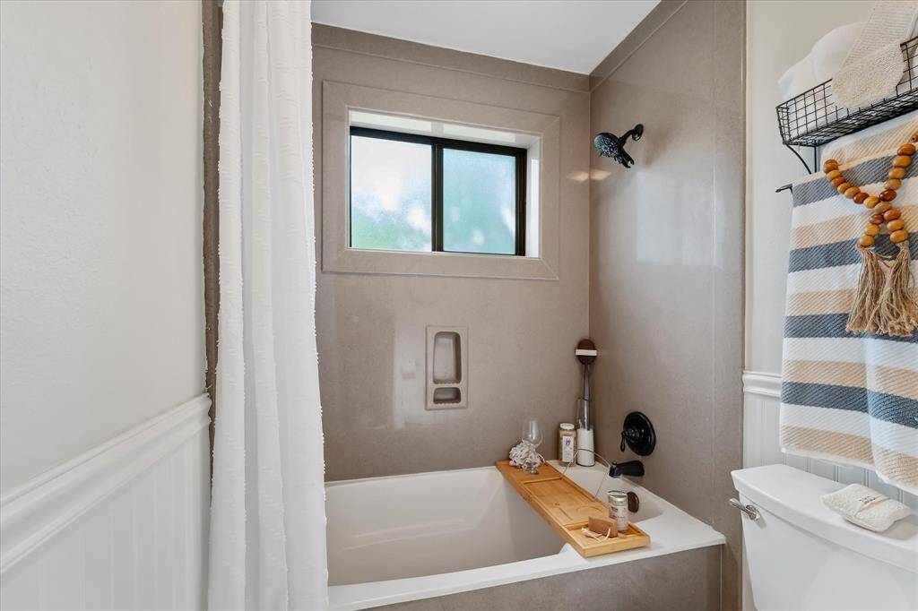 Sleek and easy-care tub/shower combo for effortless maintenance.