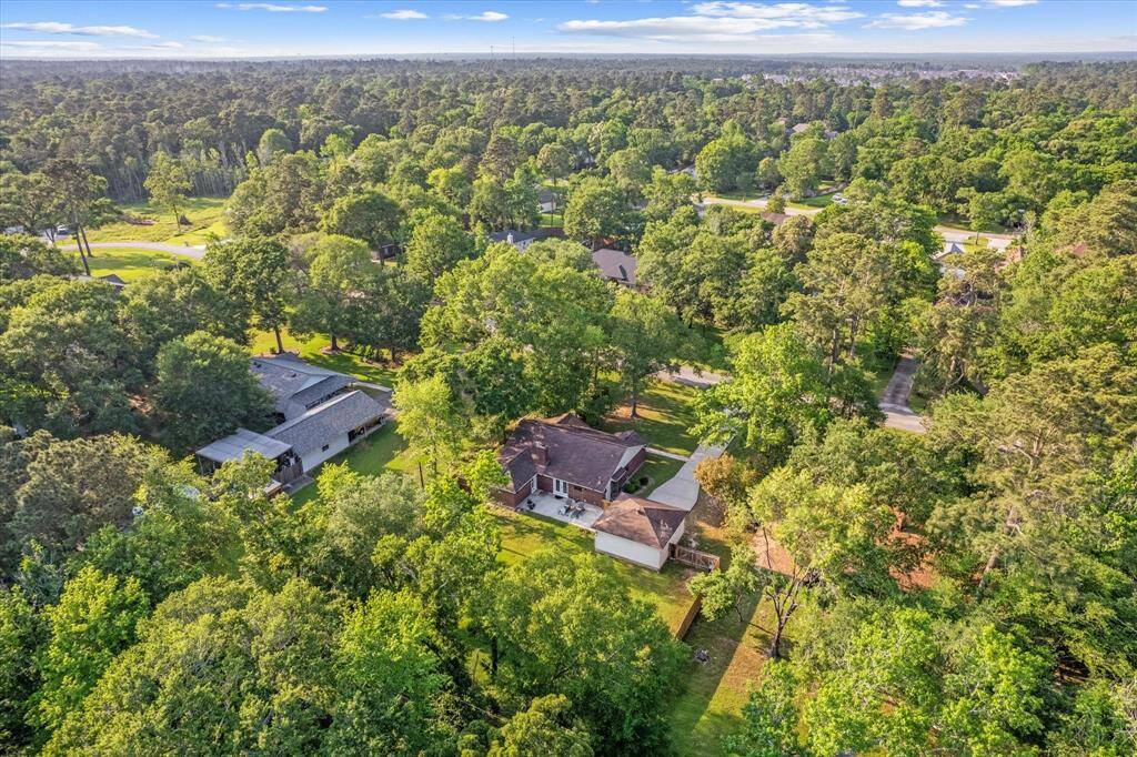 Discover Carriage Hills: enjoy low HOA fees with fantastic amenities, including a pool, tennis court, riverside park, playground, and two pavilions.
