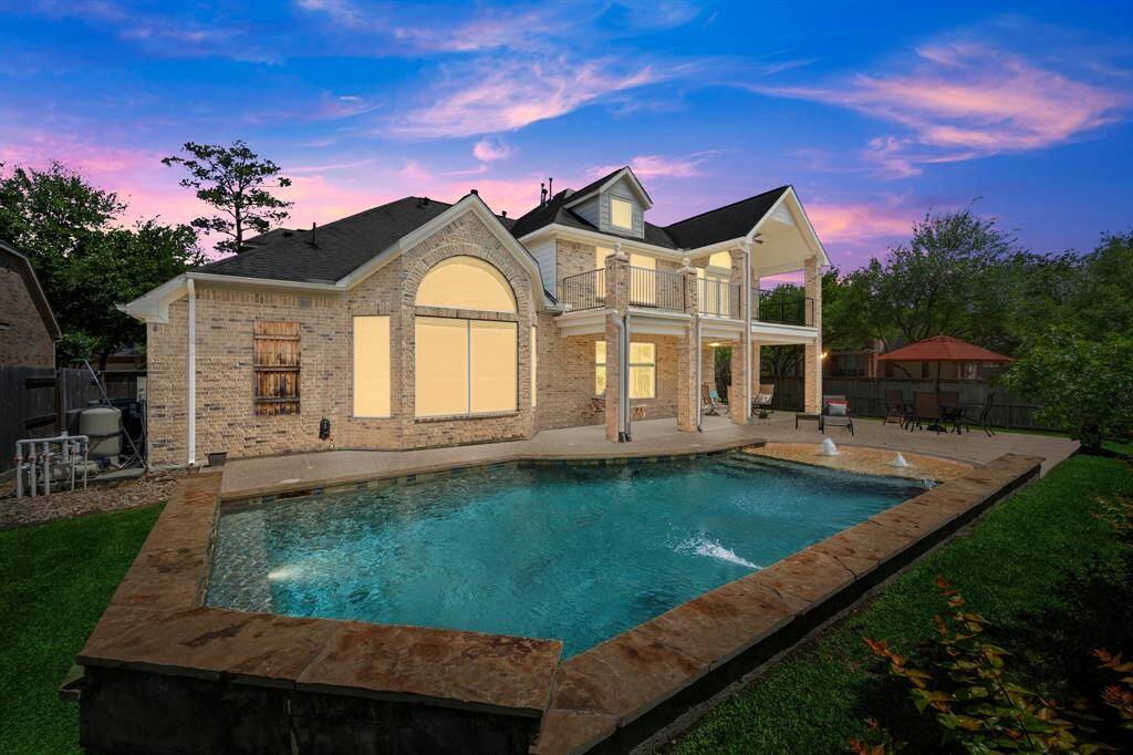 The elegant transition from pebble decking to water creates a spa-like vibe that’s as beautiful as it is functional.