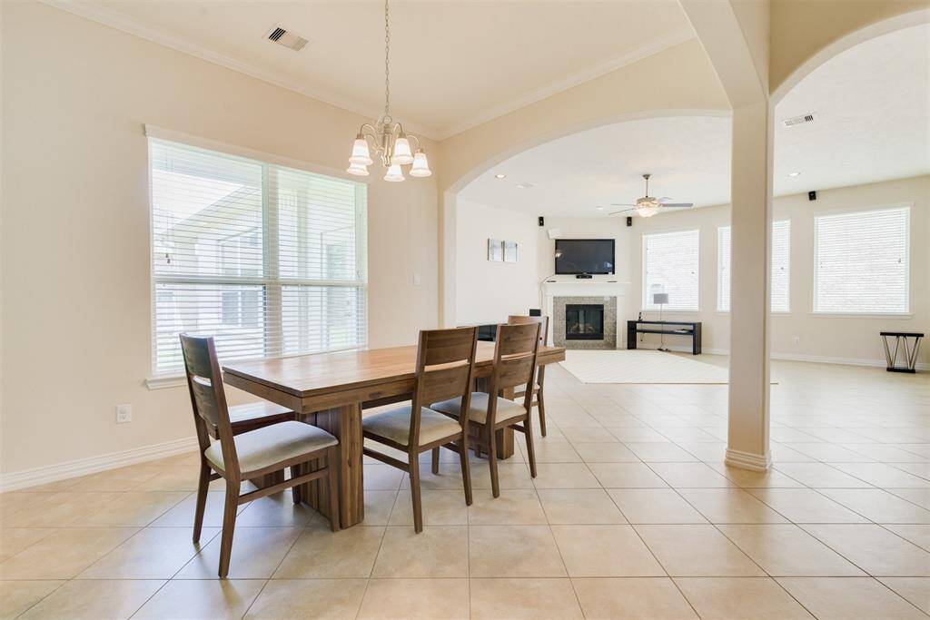 Sunny formal dining room with crown molding! Enjoy eating your breakfast every morning in this bright and open home!