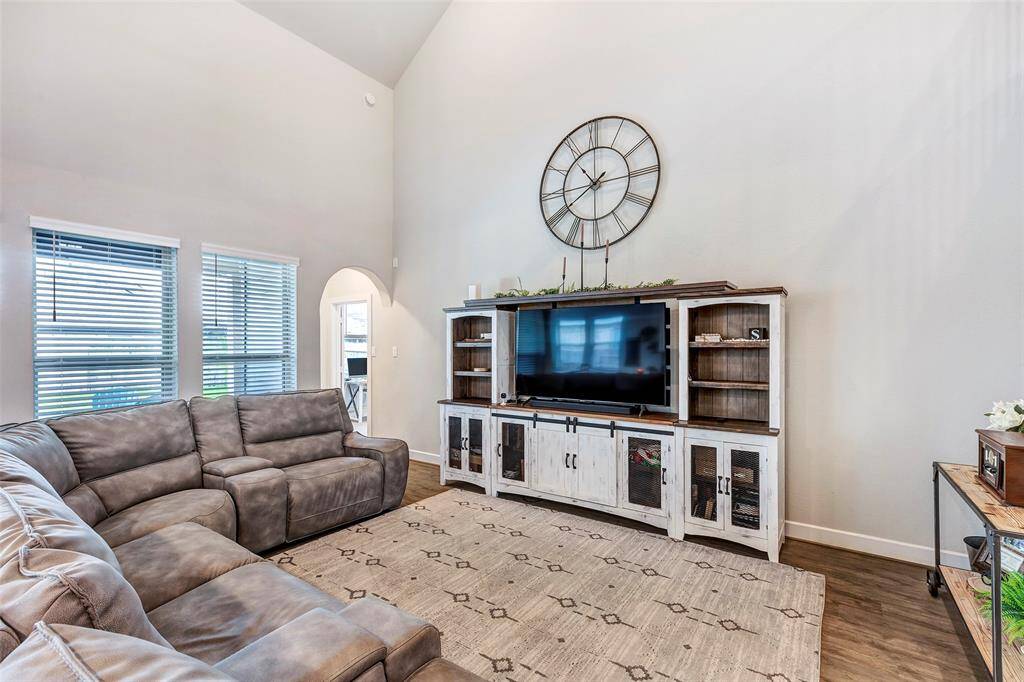 Additional view of the living area.