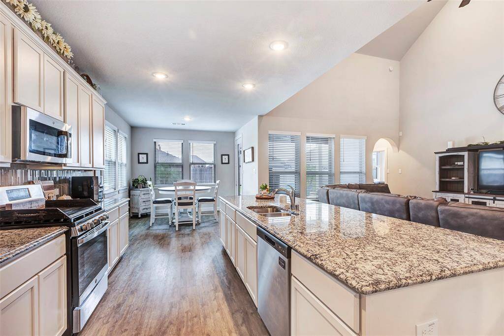 Featuring stunning granite countertops, this kitchen combines beauty and durability, making it the perfect space for both cooking and entertaining.