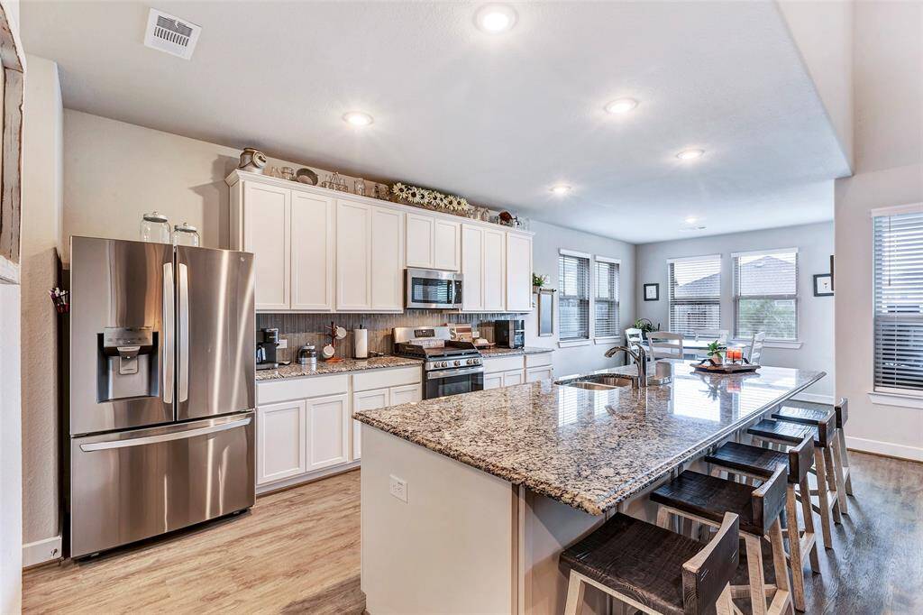 Versatile and functional, the kitchen island serves as both a convenient sink and a stylish breakfast bar, perfect for quick meals or entertaining guests.