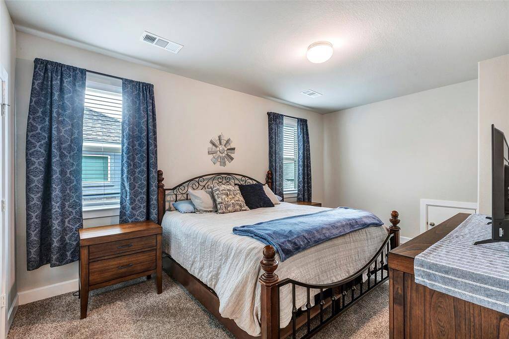 This secondary bedroom offers endless possibilities – perfect for setting up according to your personal style and taste, making it truly your own.