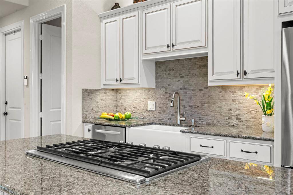 Gas stovetop with down draft venting