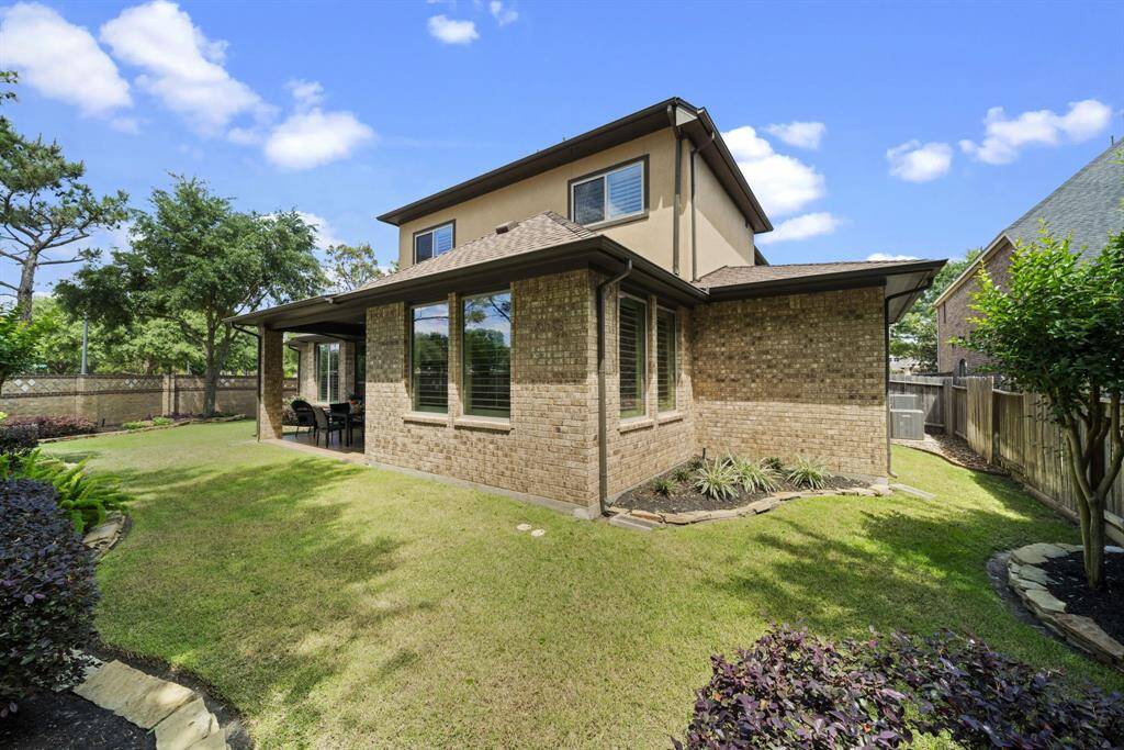 Beautiful exterior meticulously cared for.