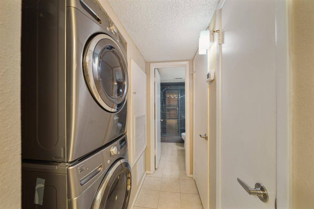 A view of the corridor between the kitchen and full bath.