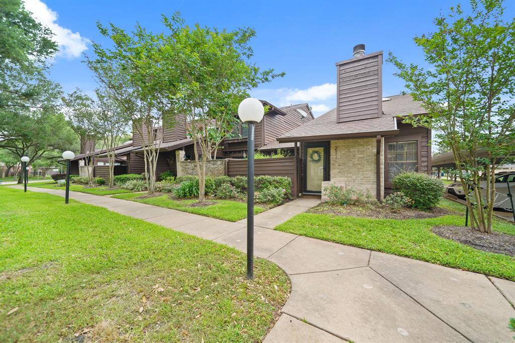 Enjoy the carefree and easy maintenance lifestyle of living at Grants Lake with quick access to HWY 59 and shopping and dining destinations. Welcome home to 2711 Grants Lake Boulevard, #211 in the master planned community of First Colony!