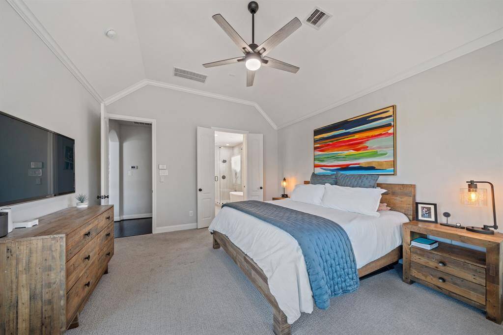 A ceiling fan provides both comfort and style, enhancing the room’s spacious and relaxing atmosphere.