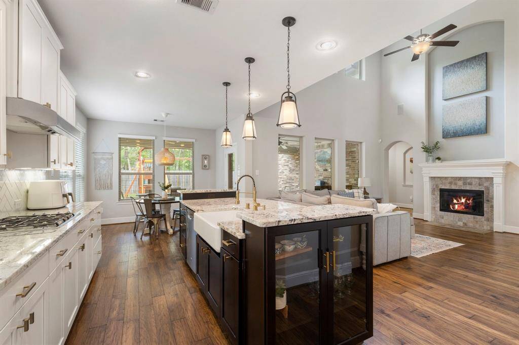 Easy entertaining floor plan, the kitchen is open to the breakfast and great room.