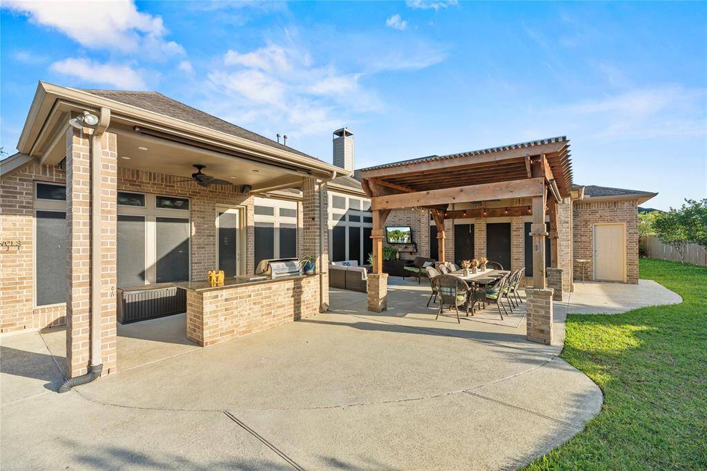 The spacious patio, complete with a fully equipped outdoor kitchen, is the ultimate setting for barbecues and gatherings with family and friends. Featuring a granite countertop, built-in grill, and plenty of space to entertain, it’s designed for unforgettable outdoor living and dining experiences.