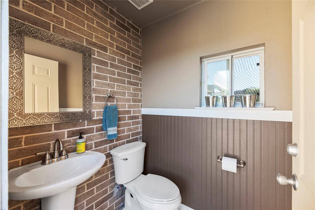 Thoughtfully designed for poolside convenience, it’s a perfect addition to your outdoor oasis.