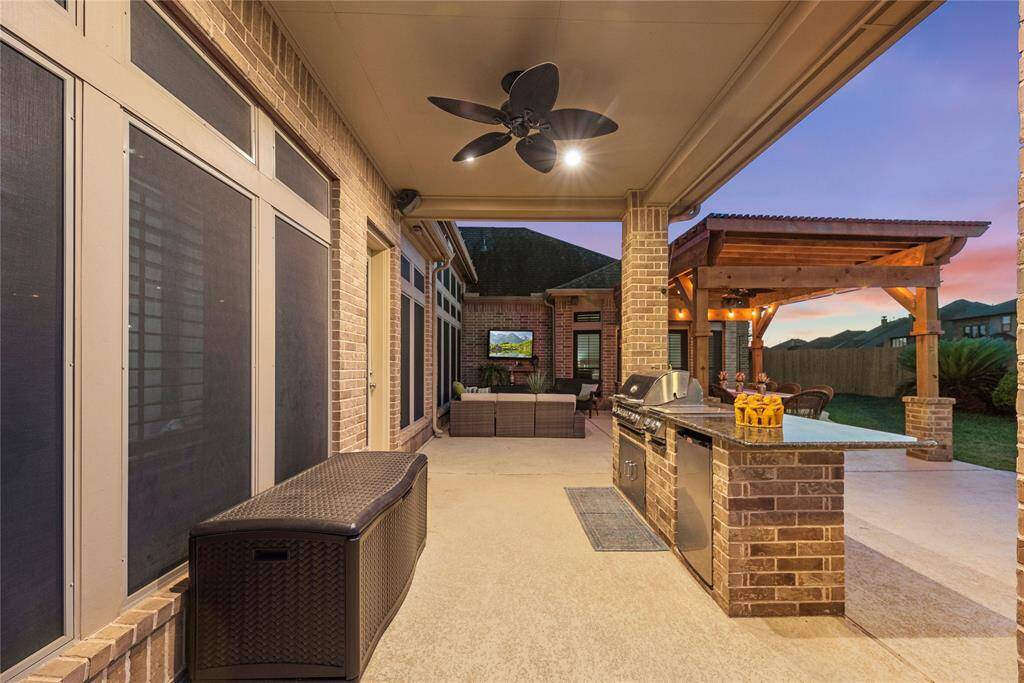 The outdoor kitchen transforms into a stunning entertaining space at night, beautifully illuminated to create an inviting ambiance.