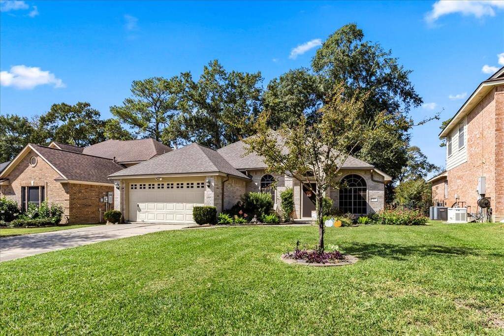 Discover your dream lifestyle in this charming home, nestled between the tranquil shores of Lake Conroe and the pristine greens of The Club at Margaritaville golf course. This prime location offers easy access to the delights of Margaritaville Resort and is perfectly positioned for leisurely lakefront strolls or a quick round of golf in your own backyard. Embrace the ideal balance of relaxation and recreation.