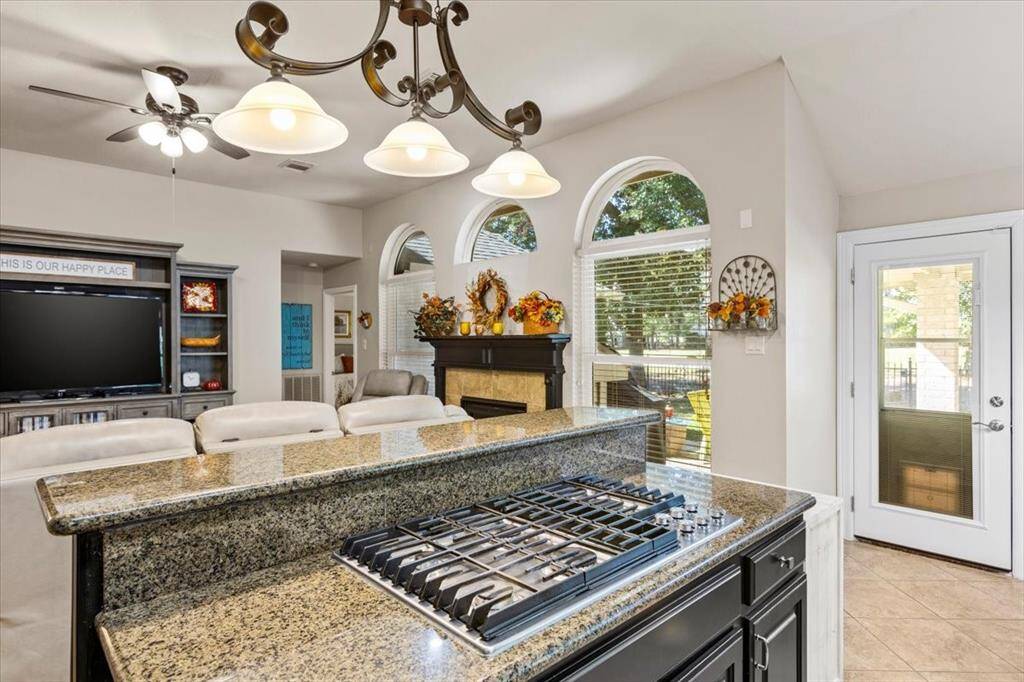 While cooking, you can easily watch TV or enjoy views of the golf course, making meal preparation enjoyable and engaging. This thoughtful design allows you to stay connected with family and friends, whether they’re in the living room or outside.