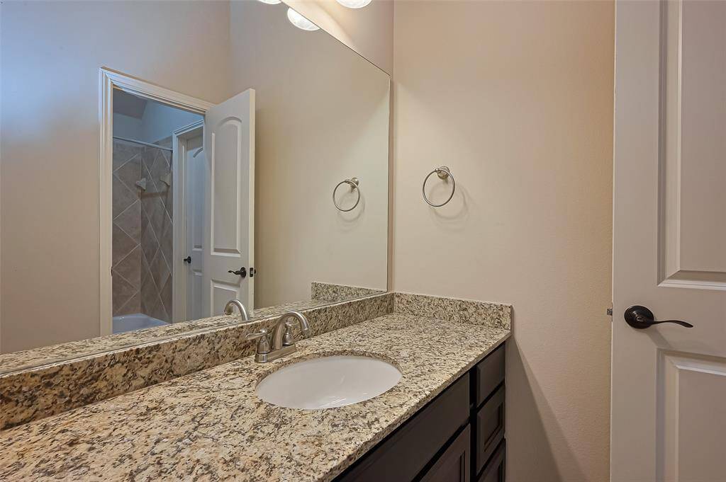 Hollywood bathroom shared with Secondary Bedroom 2 and 3