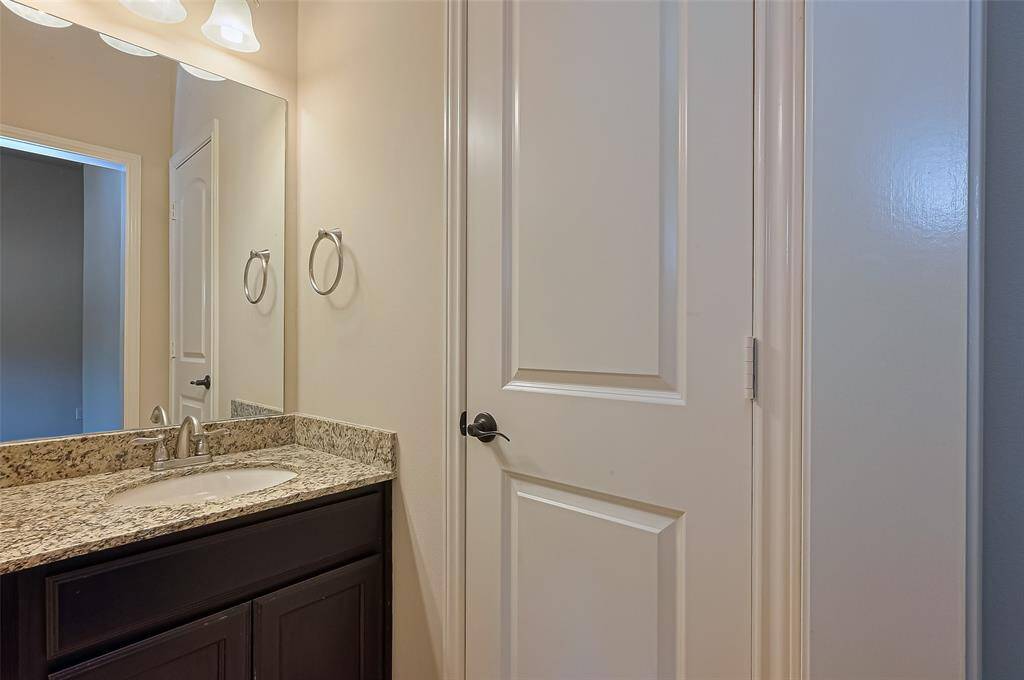 Hollywood bathroom shared with Secondary Bedroom 2 and 3