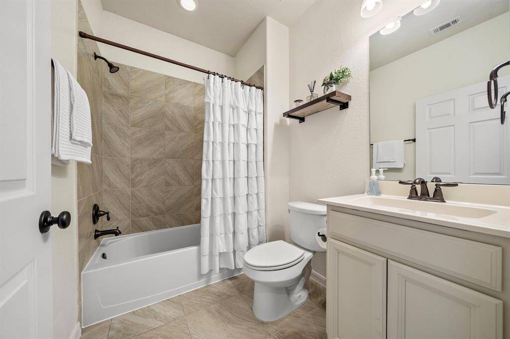 Full bathroom #2 shared between bedrooms #2 and #3.