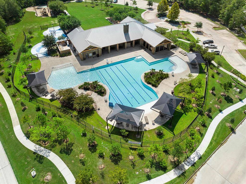 The home is in walking distance of the neighborhood amenities located in Allegro!