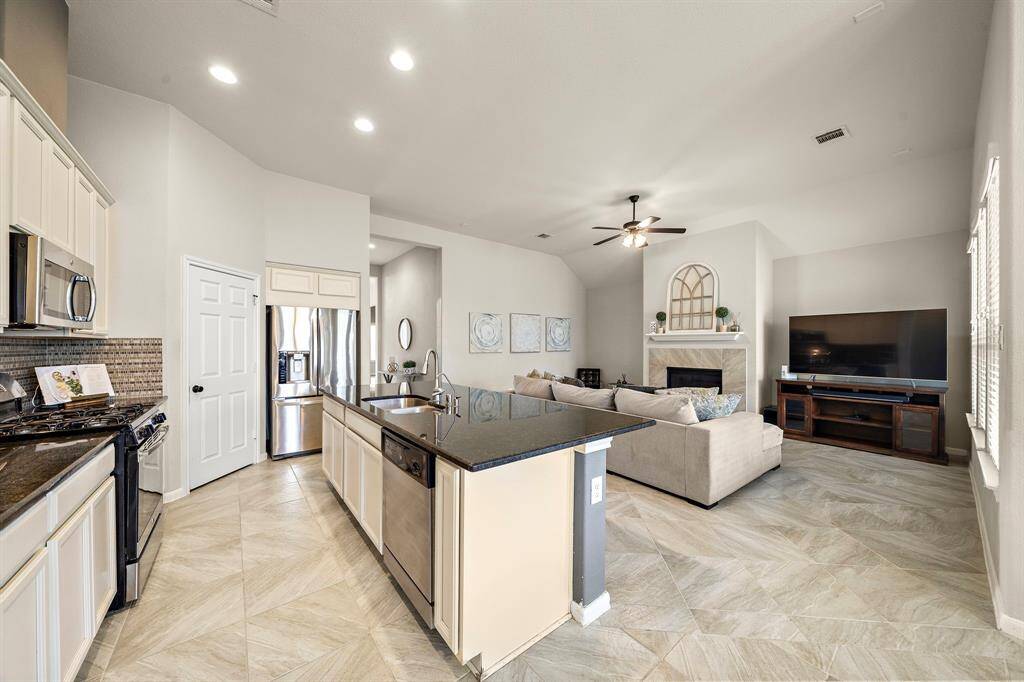 Another view of the kitchen/living room combo.