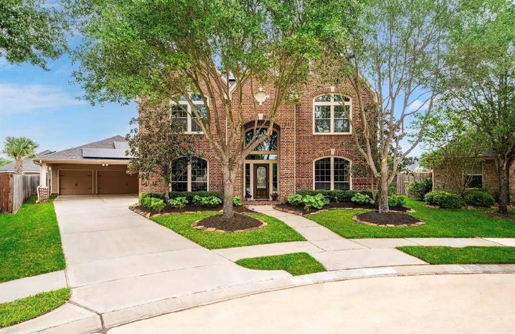 This gorgeous brick home features 5 bedrooms, 3.5 baths, a 3 car detached garage and sits on a cul-de-sac lot!