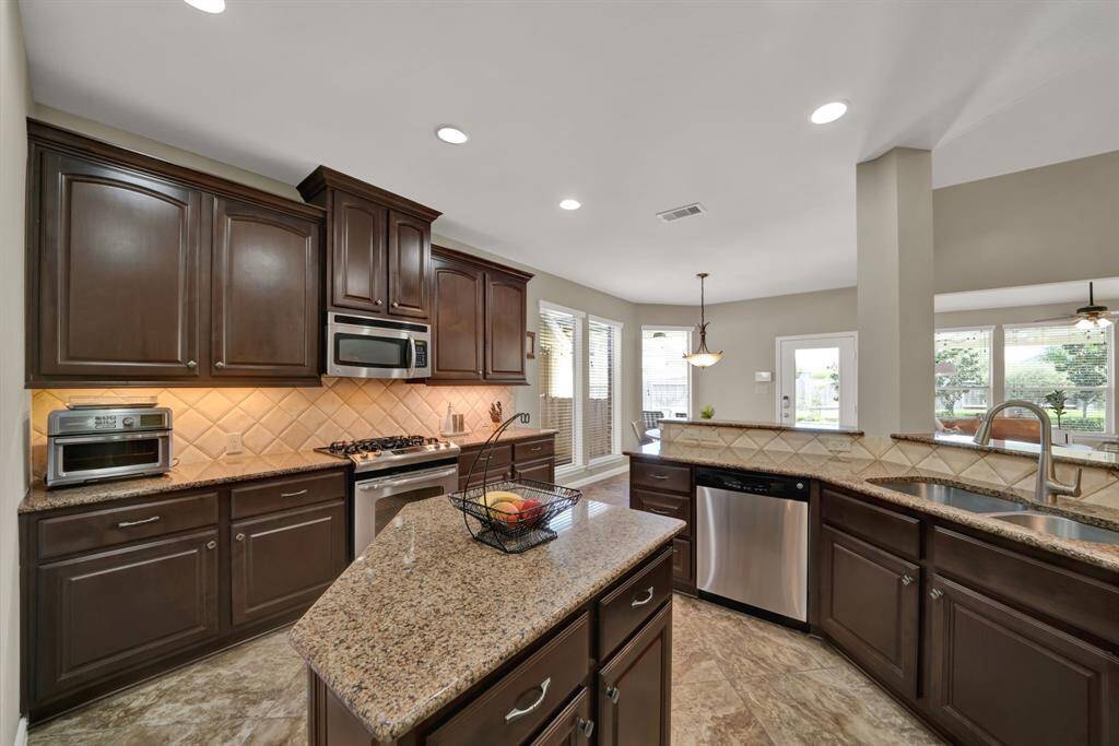 Lots of counter and cabinet space!