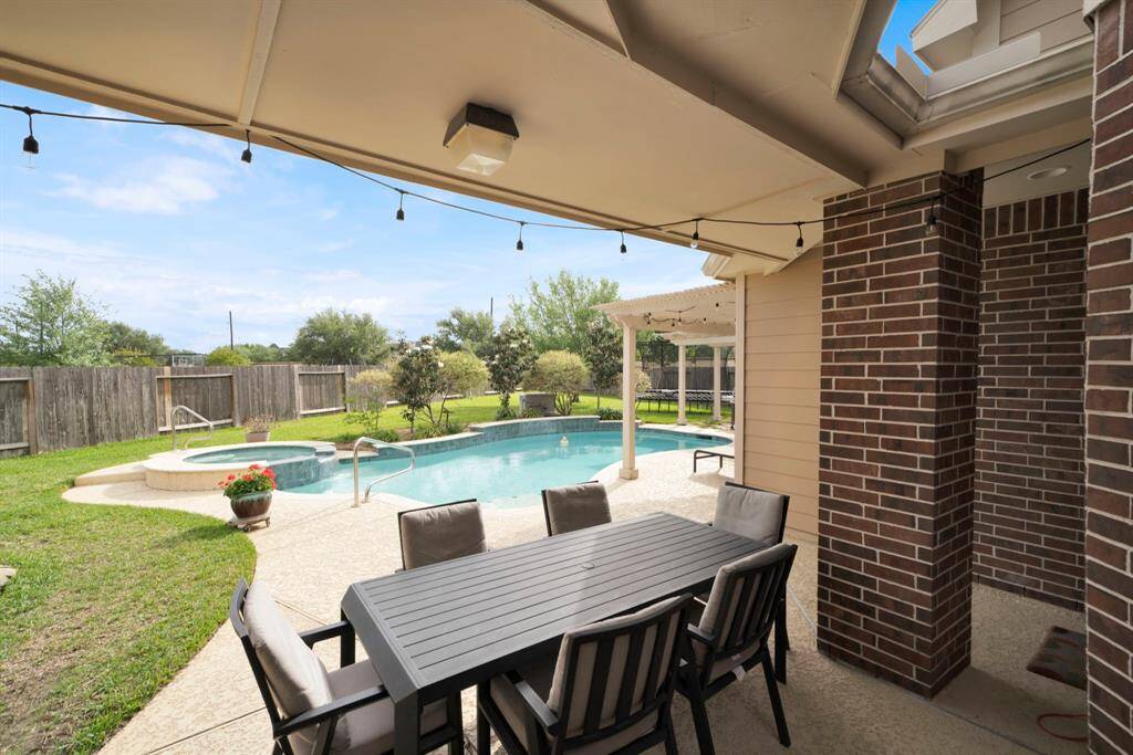 Expansive covered patio!