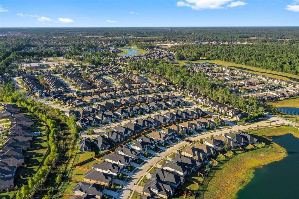 Woodson's Reserve has 4.7 acres of amenities which include the 9,000-sq.-ft. Woodson's Club amenity center, over 115 acres of preserved nature areas,2 pools, stocked ponds and more! Minutes from Exxon and The Woodlands. Easy access to 99 and 45.