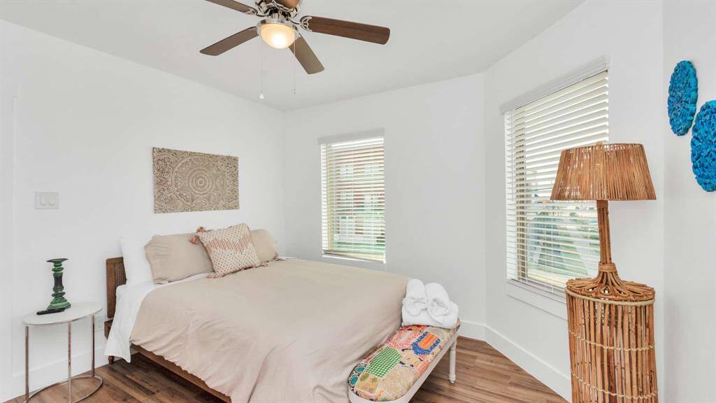 The secondary bedroom.