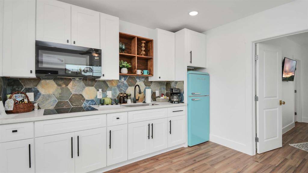 The simple, but efficient kitchen.