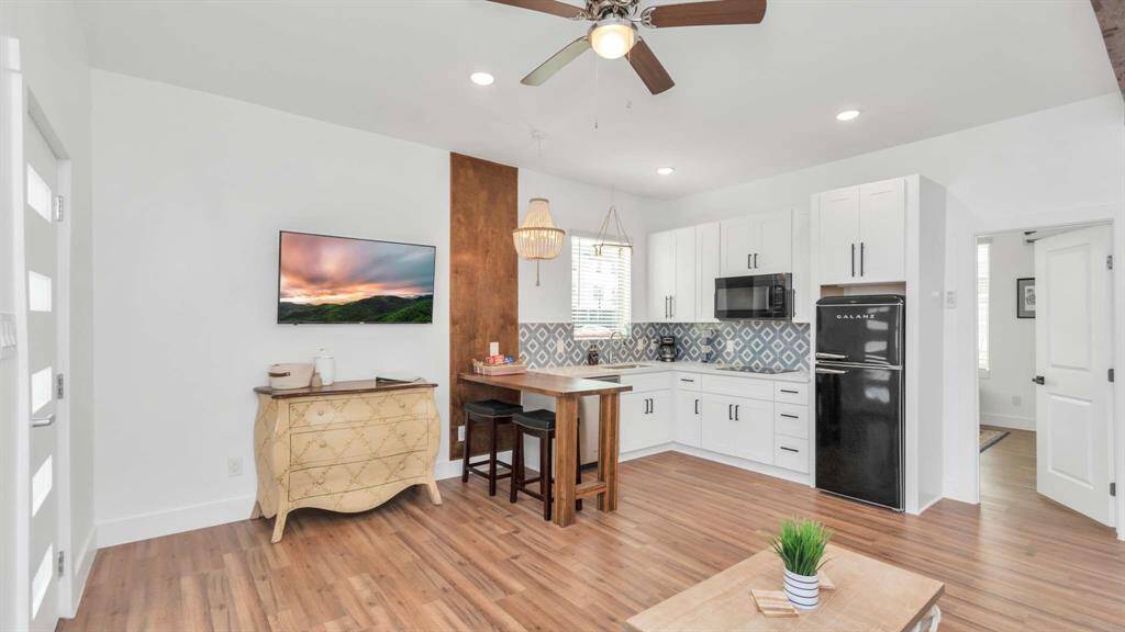 Looking towards the kitchen, and breakfast bar.