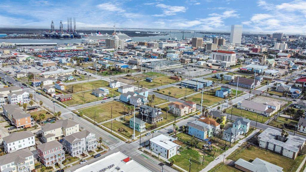 You are just blocks away from the strand, cruise terminal, beaches, and shopping!