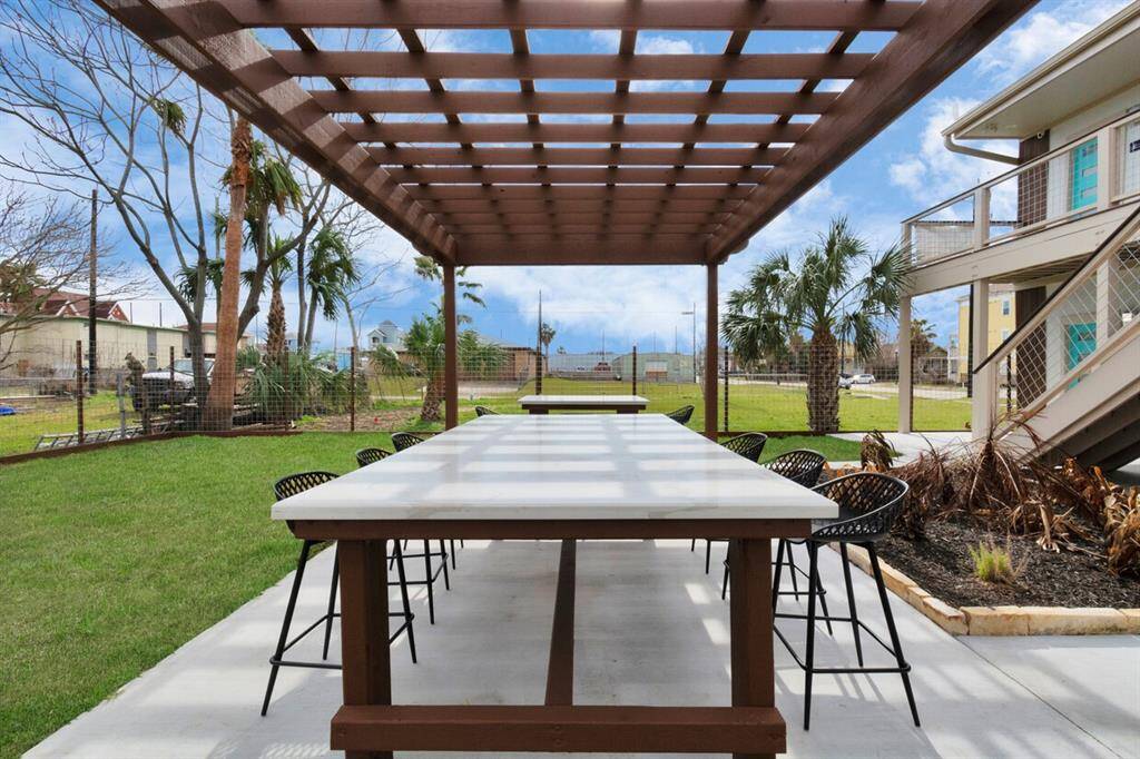 Your guest can enjoying dining alfresco.