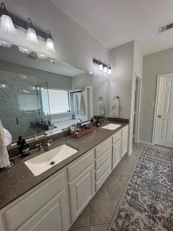 Double sinks, separate toilet room and access to closet
