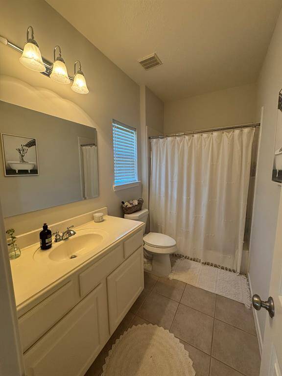 Hall bath with tub/shower combination